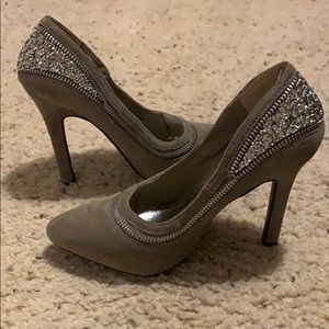 Gray bedazzled pumps